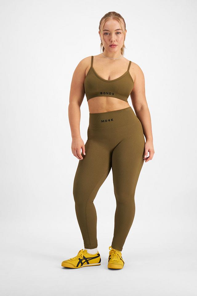 Taylor (She/Her) wears size Medium and is 161cm tall with 98cm chest and 74cm waist