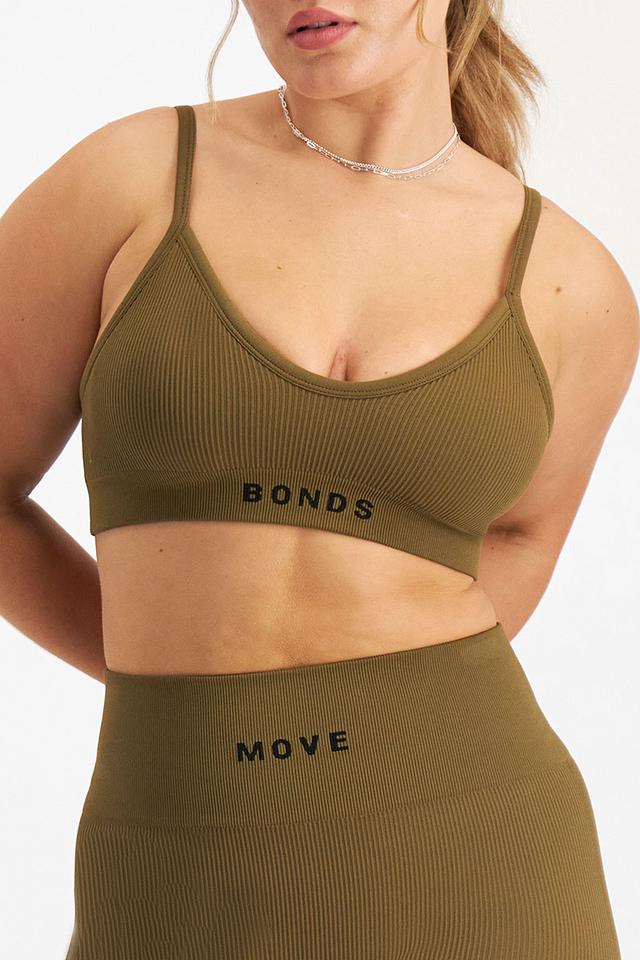 Taylor (She/Her) wears size Medium and is 161cm tall with 98cm chest and 74cm waist