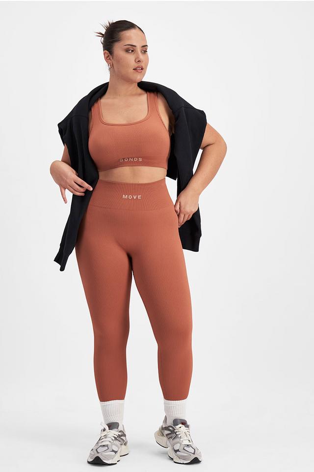 Bella (She/Her) wears size Large and is 173cm tall with 95cm chest and 77cm waist