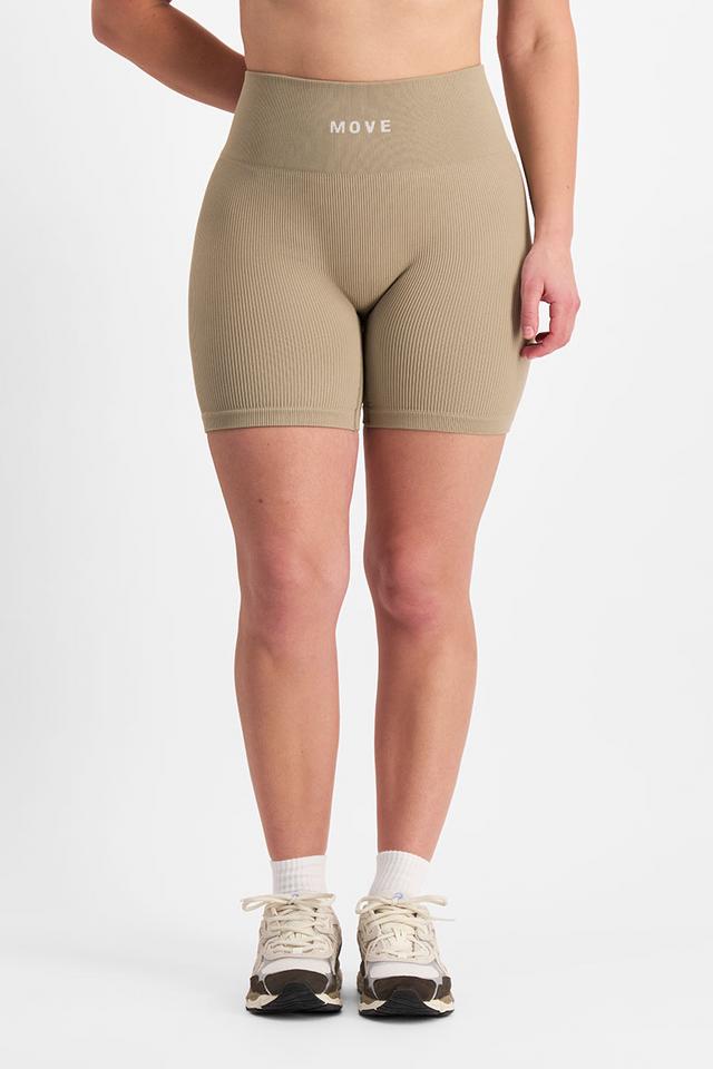 Zoe (She/Her) wears size L and is 170cm tall with 98cm chest and 85cm waist