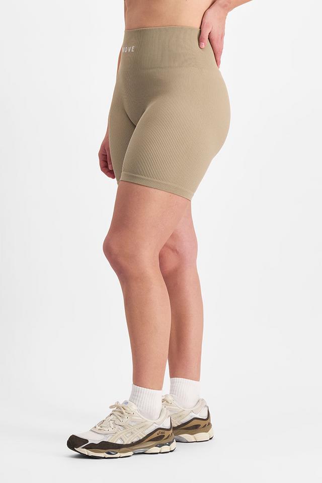Zoe (She/Her) wears size L and is 170cm tall with 98cm chest and 85cm waist