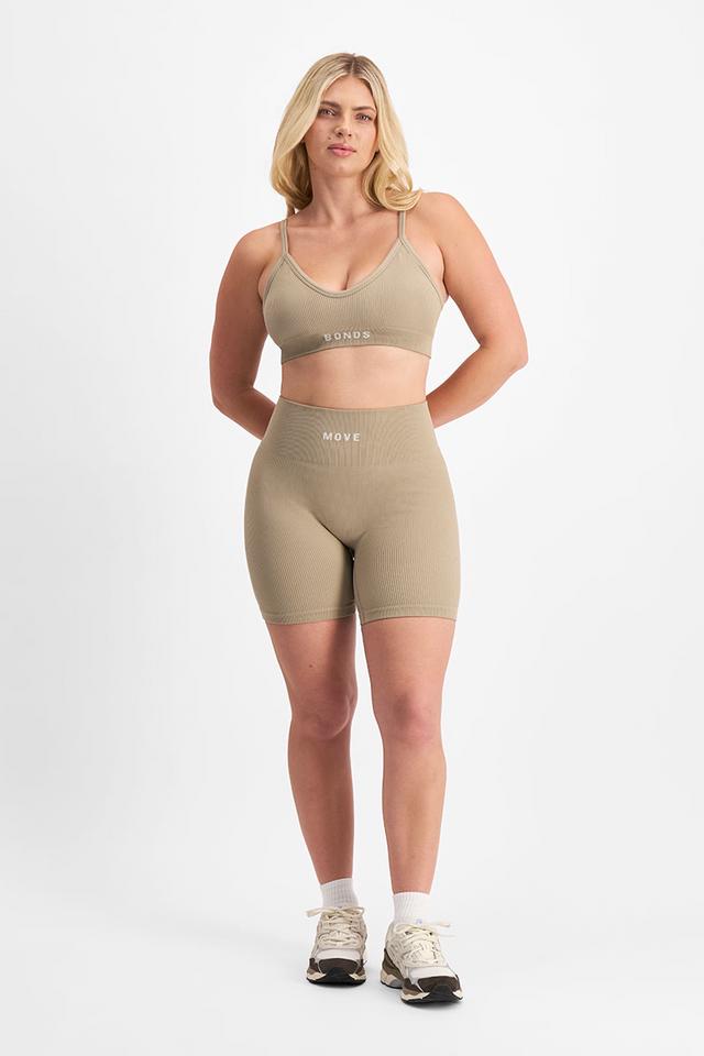 Zoe (She/Her) wears size L and is 170cm tall with 98cm chest and 85cm waist