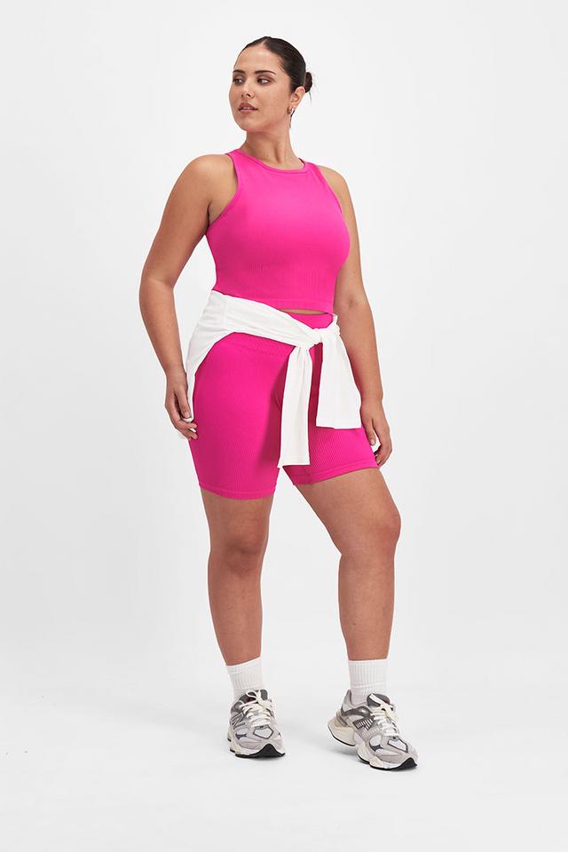Bella (She/Her) wears size Large and is 173cm tall with 95cm chest and 77cm waist