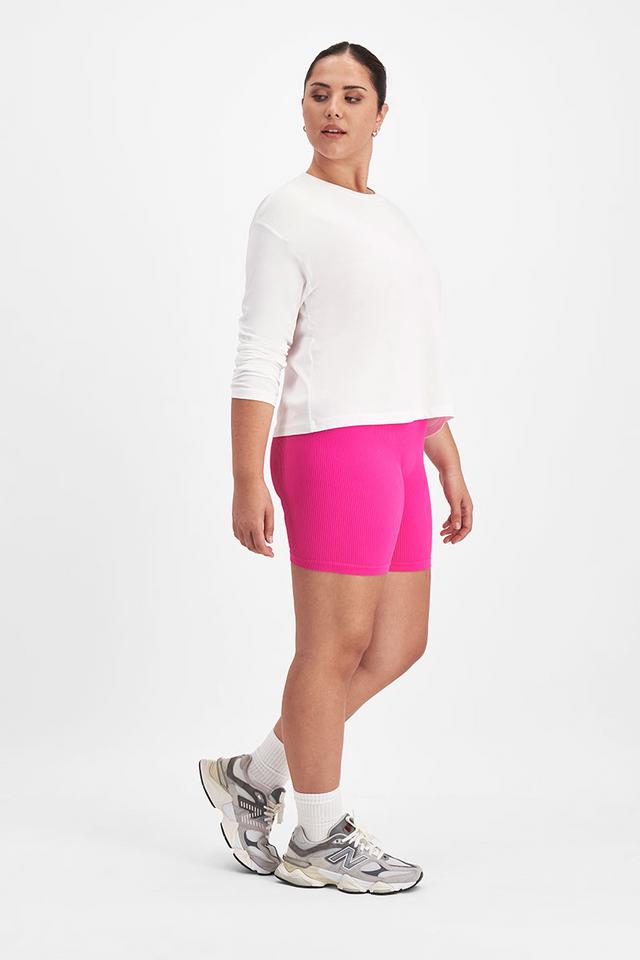 Bella (She/Her) wears size Large and is 173cm tall with 95cm chest and 77cm waist