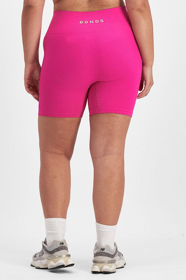 Bella (She/Her) wears size Large and is 173cm tall with 95cm chest and 77cm waist