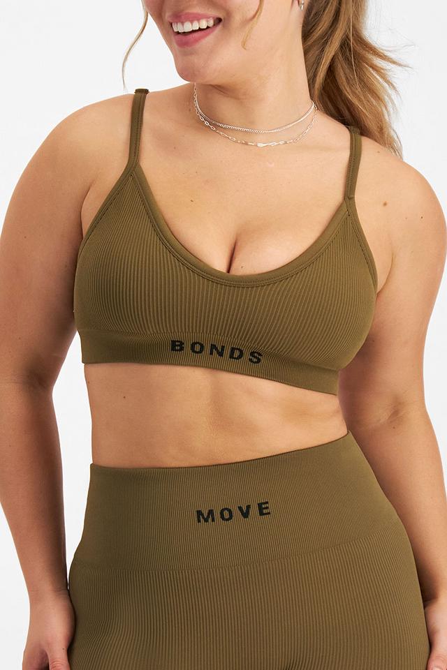 Taylor (She/Her) wears size Medium and is 161cm tall with 98cm chest and 74cm waist