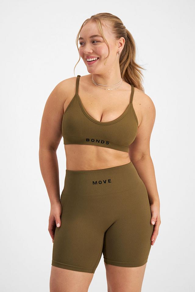 Taylor (She/Her) wears size Medium and is 161cm tall with 98cm chest and 74cm waist