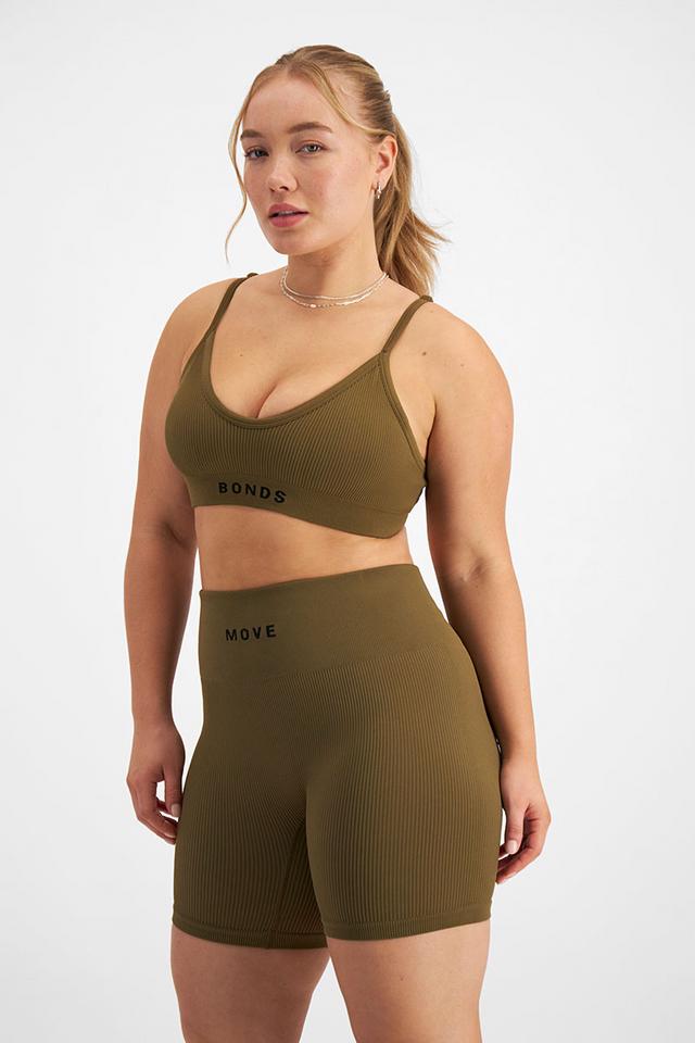 Taylor (She/Her) wears size Medium and is 161cm tall with 98cm chest and 74cm waist