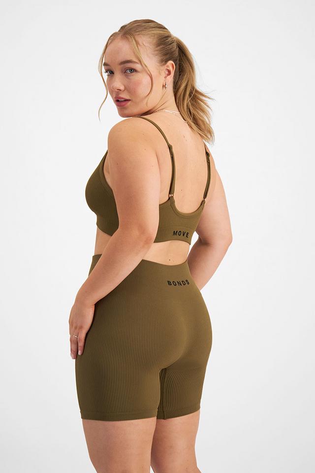 Taylor (She/Her) wears size Medium and is 161cm tall with 98cm chest and 74cm waist
