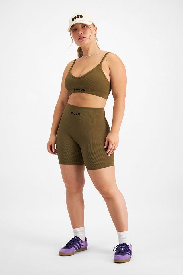 Taylor (She/Her) wears size Medium and is 161cm tall with 98cm chest and 74cm waist