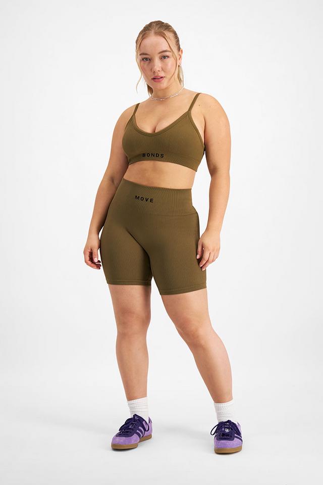 Taylor (She/Her) wears size Medium and is 161cm tall with 98cm chest and 74cm waist