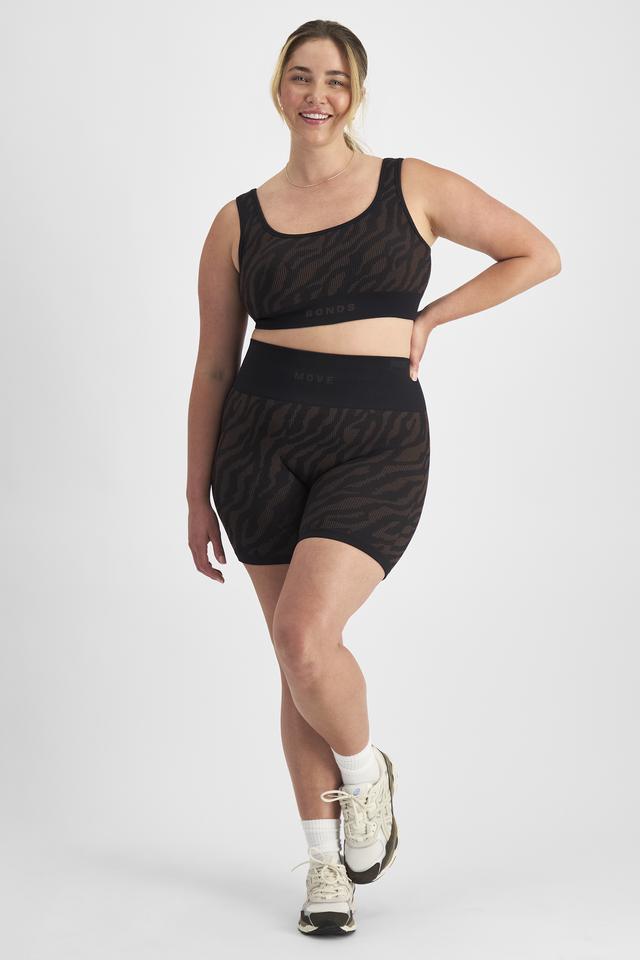 Chanel (She/Her) wears size L and is 176cm tall with 104cm chest and 89cm waist