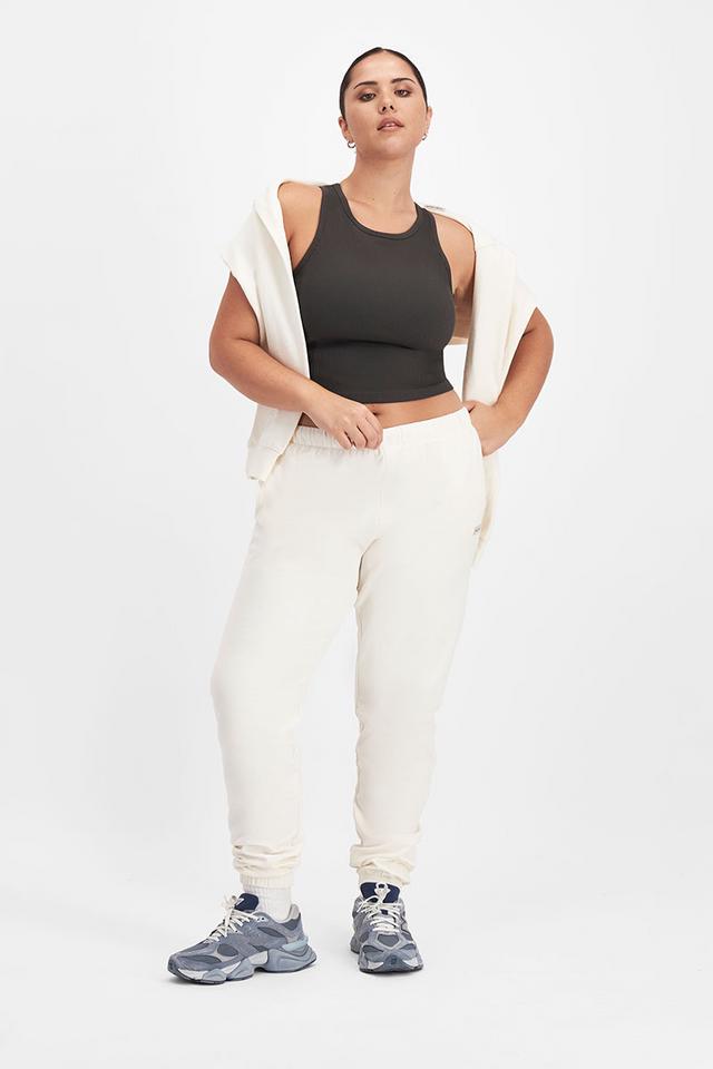 Bella (She/Her) wears size Large and is 173cm tall with 95cm chest and 77cm waist
