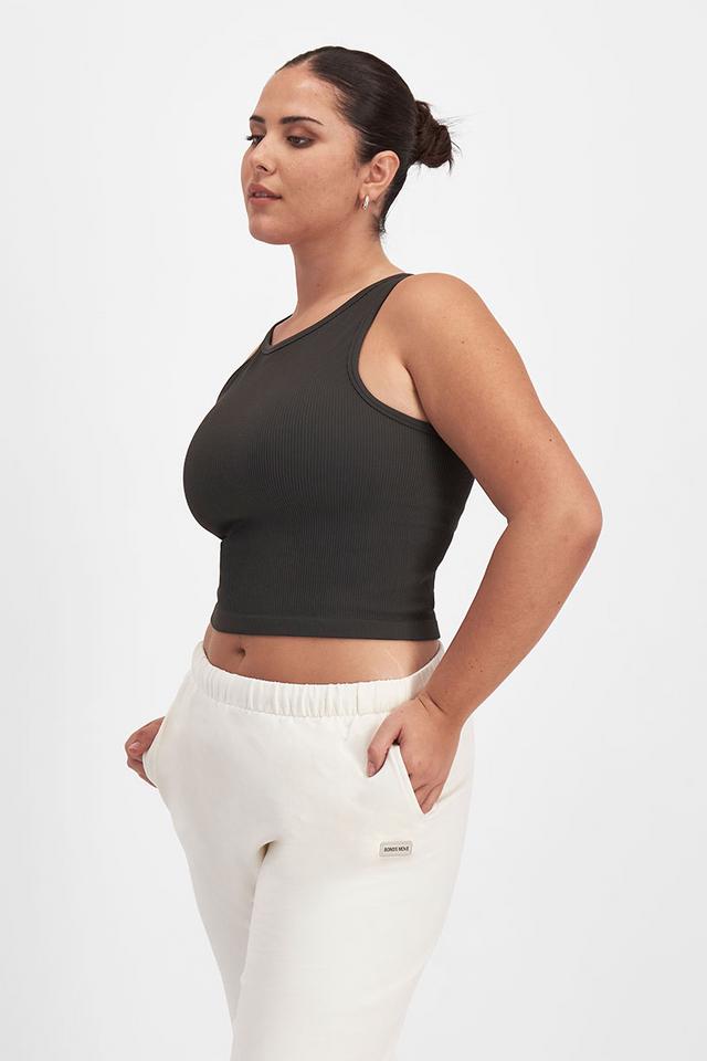 Bella (She/Her) wears size Large and is 173cm tall with 95cm chest and 77cm waist