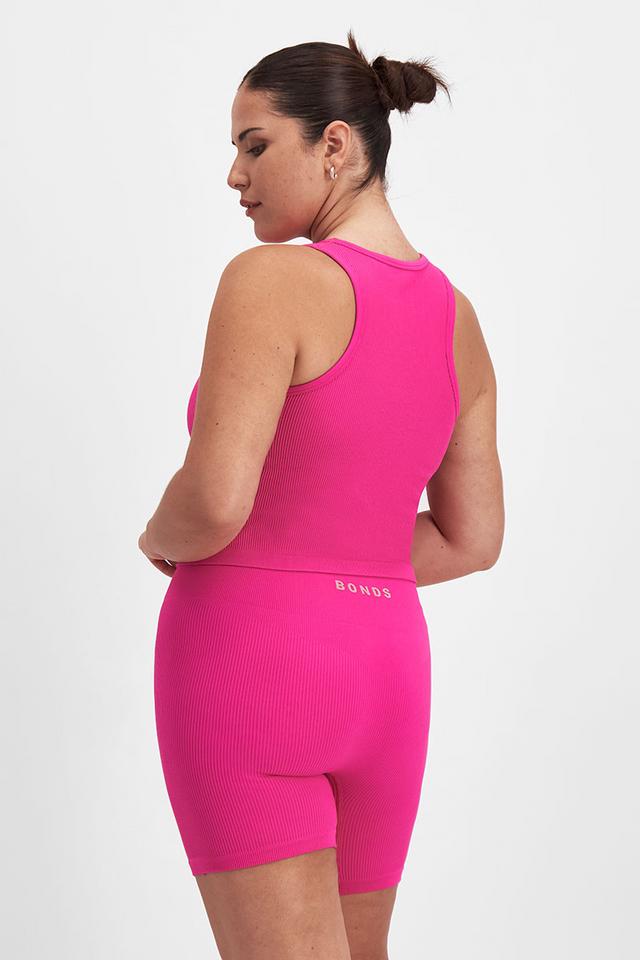 Bella (She/Her) wears size Large and is 173cm tall with 95cm chest and 77cm waist