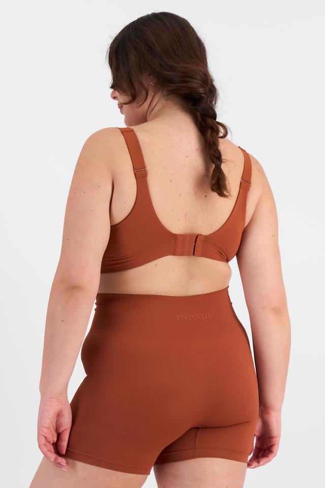 Bella (She/Her) wears size 14D and is 173cm tall with 95cm chest and 77cm waist