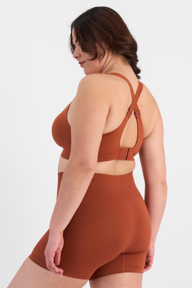 Bella (She/Her) wears size 14D and is 173cm tall with 95cm chest and 77cm waist