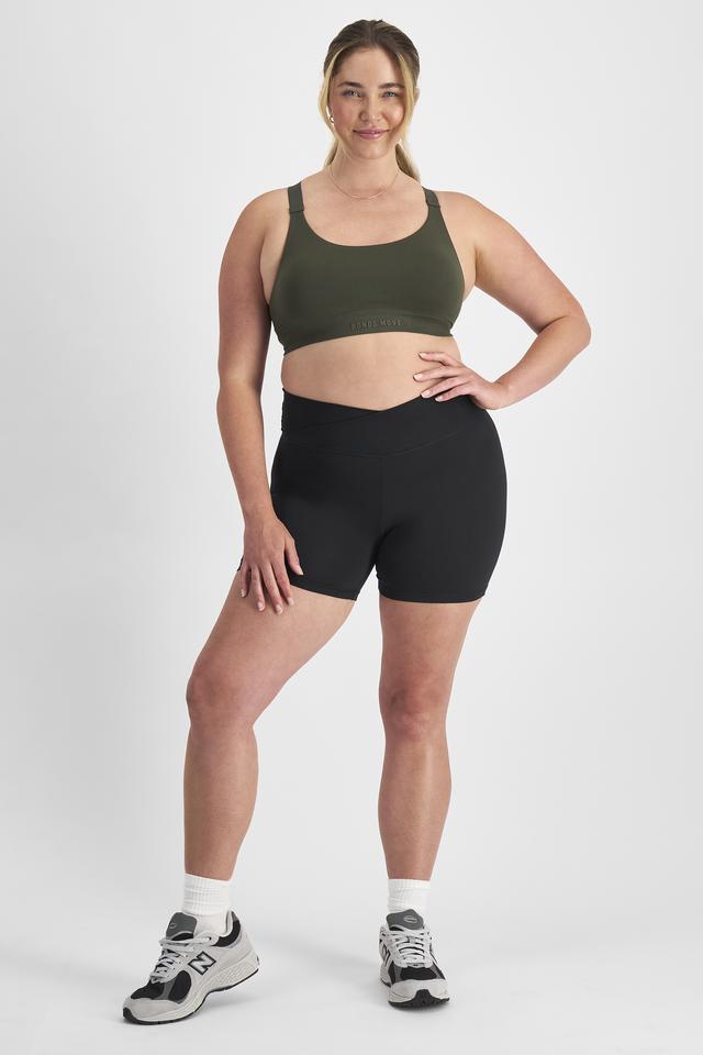Chanel (She/Her) wears size L and is 176cm tall with 104cm chest and 89cm waist