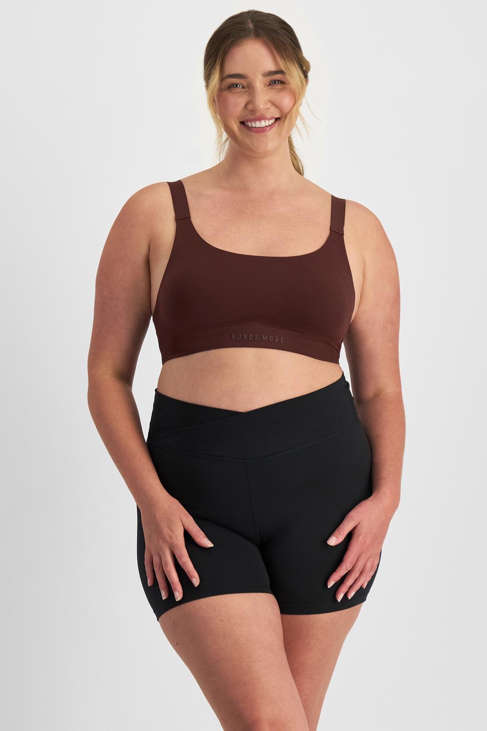 Chanel (She/Her) wears size L and is 176cm tall with 104cm chest and 89cm waist