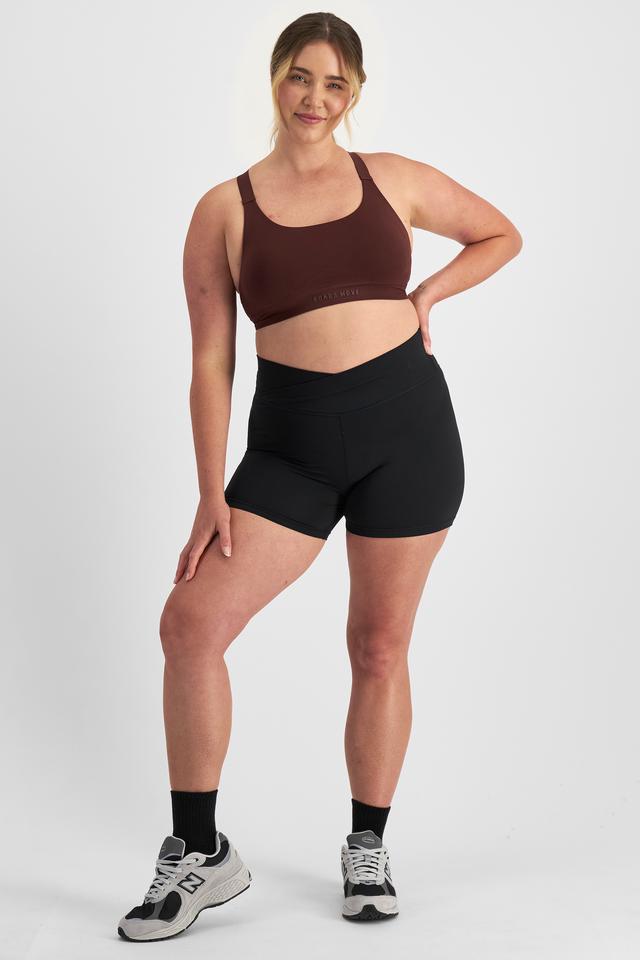 Chanel (She/Her) wears size L and is 176cm tall with 104cm chest and 89cm waist