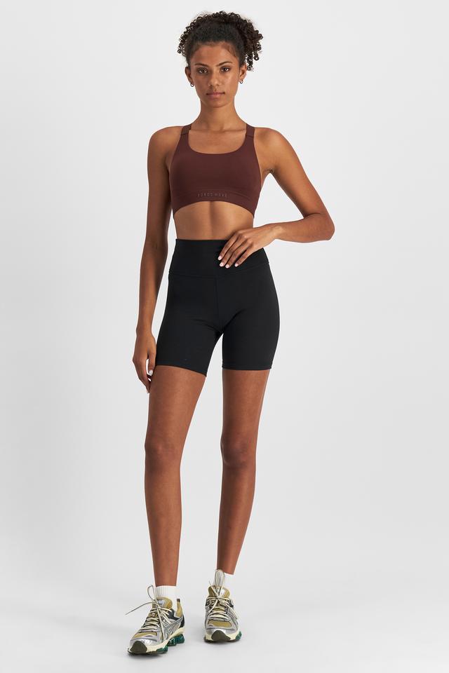 Norway (She/Her) wears size S and is 178cm tall with 82cm chest and 69cm waist