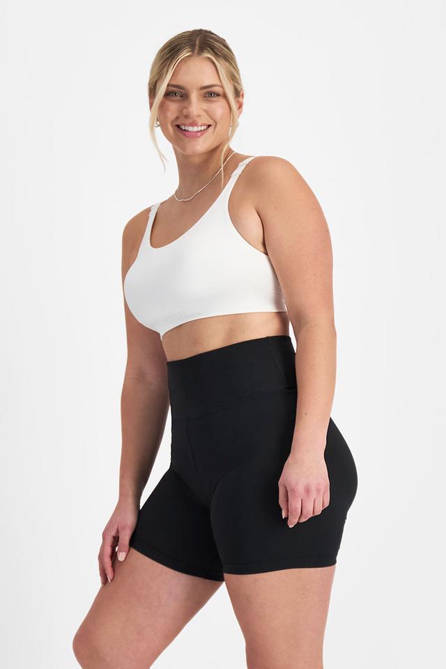 Zoe (She/Her) wears size Large and is 170cm tall with 98cm chest and 85cm waist