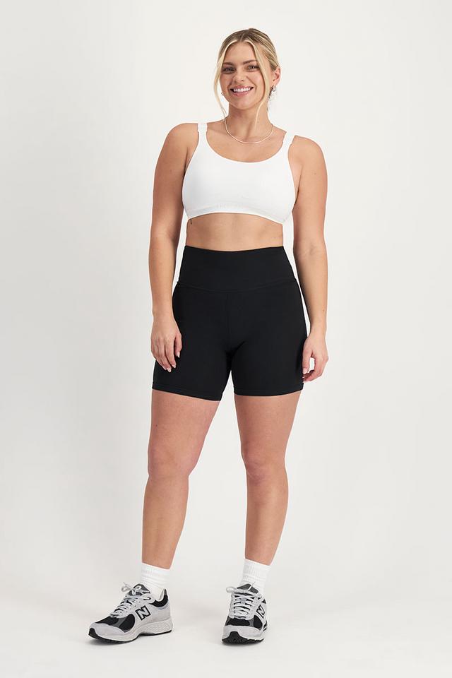 Zoe (She/Her) wears size Large and is 170cm tall with 98cm chest and 85cm waist