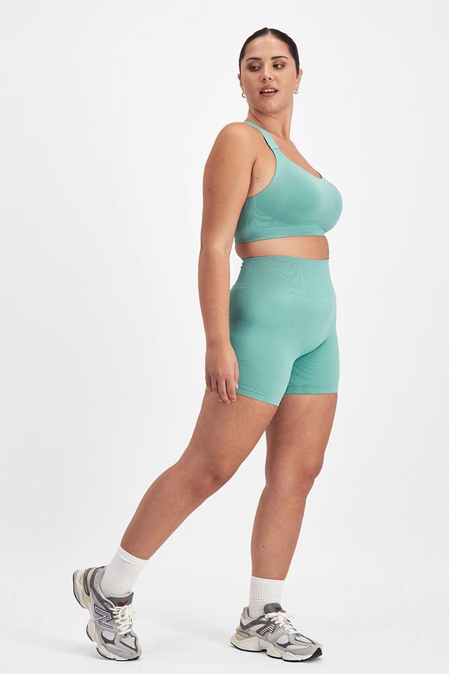 Bella (She/Her) wears size Large and is 173cm tall with 95cm chest and 77cm waist