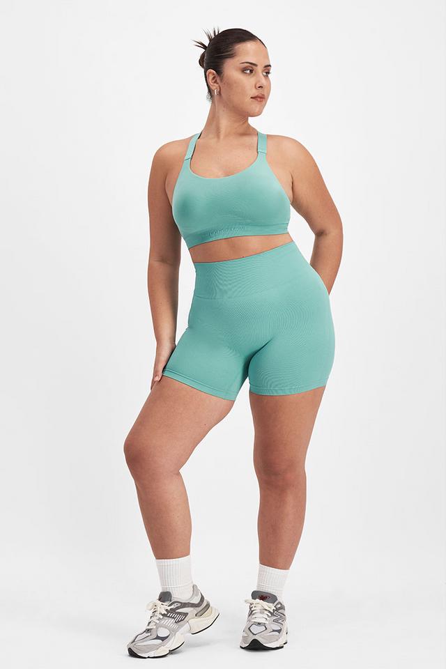 Bella (She/Her) wears size Large and is 173cm tall with 95cm chest and 77cm waist