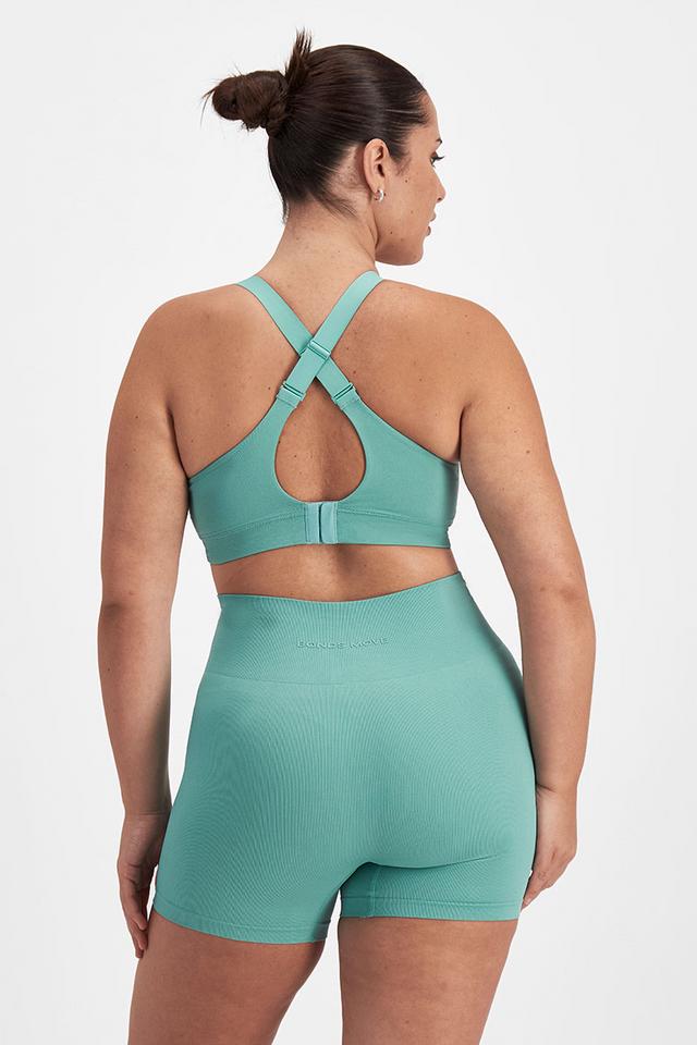Bella (She/Her) wears size Large and is 173cm tall with 95cm chest and 77cm waist