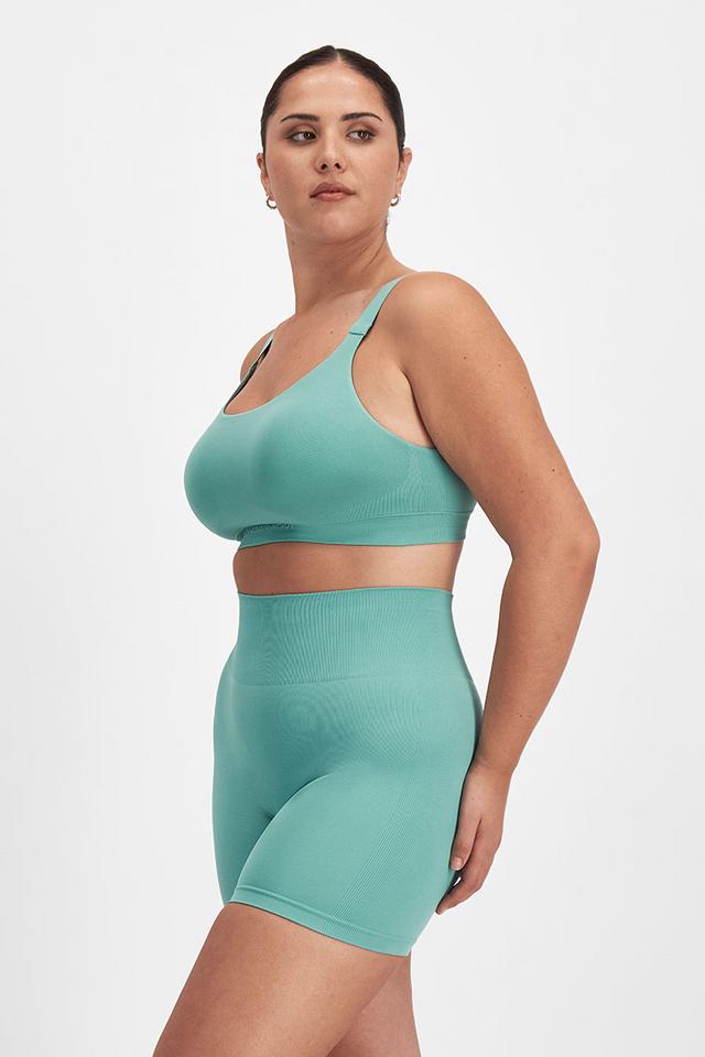 Bella (She/Her) wears size Large and is 173cm tall with 95cm chest and 77cm waist
