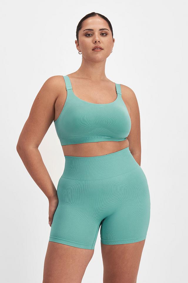 Bella (She/Her) wears size Large and is 173cm tall with 95cm chest and 77cm waist