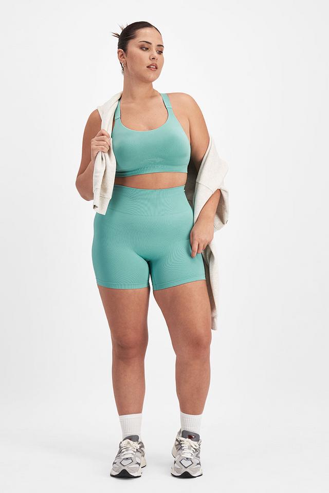 Bella (She/Her) wears size Large and is 173cm tall with 95cm chest and 77cm waist