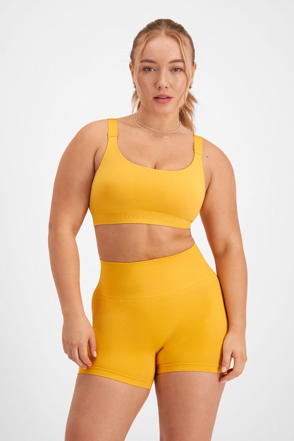 Taylor (She/Her) wears size Medium and is 161cm tall with 98cm chest and 74cm waist