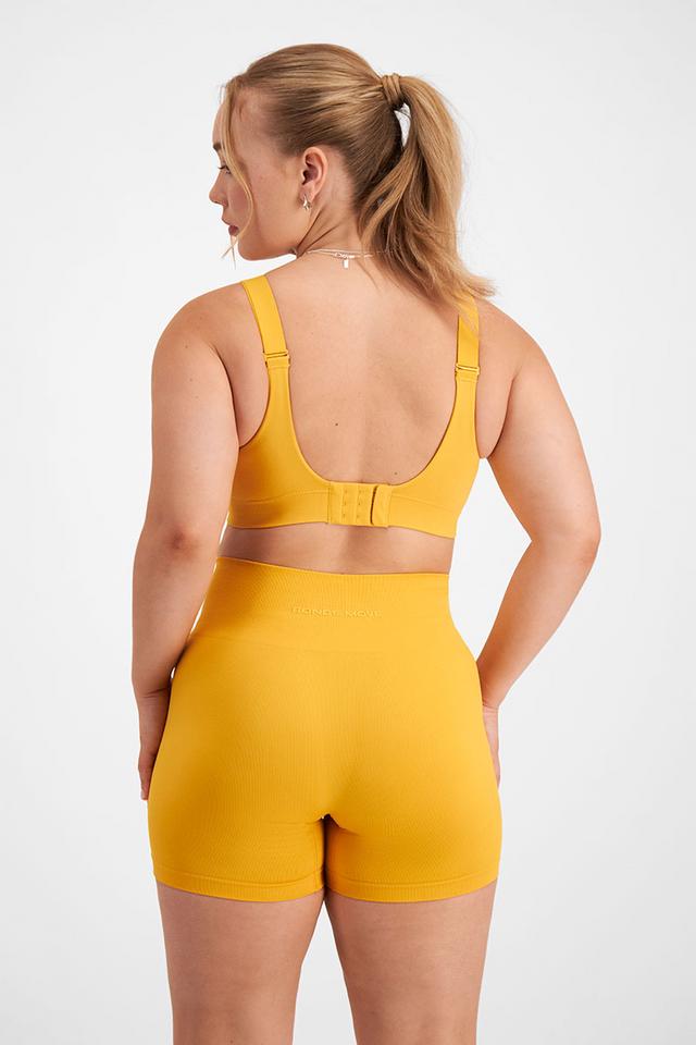 Taylor (She/Her) wears size Medium and is 161cm tall with 98cm chest and 74cm waist