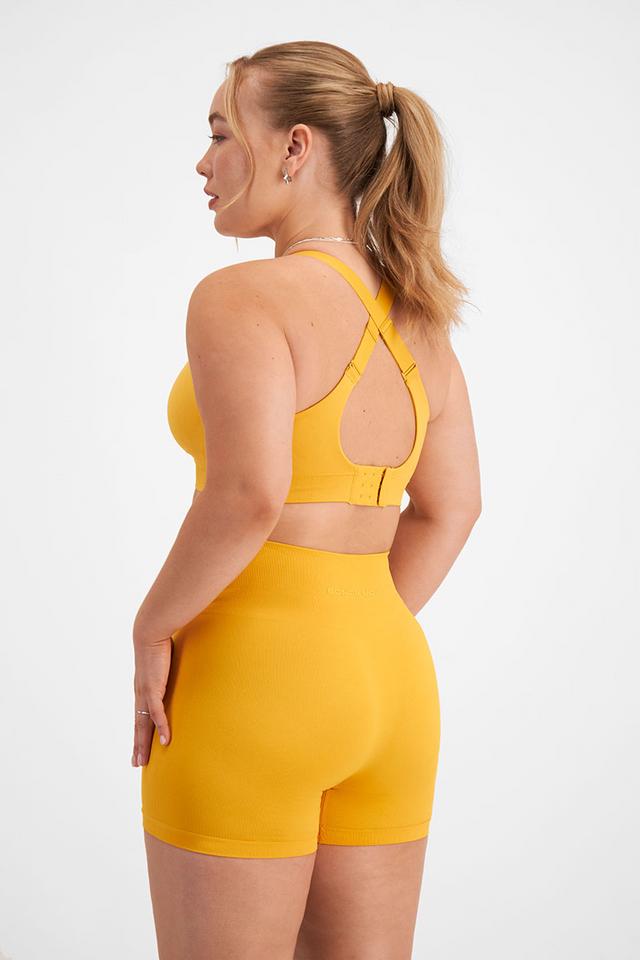 Taylor (She/Her) wears size Medium and is 161cm tall with 98cm chest and 74cm waist