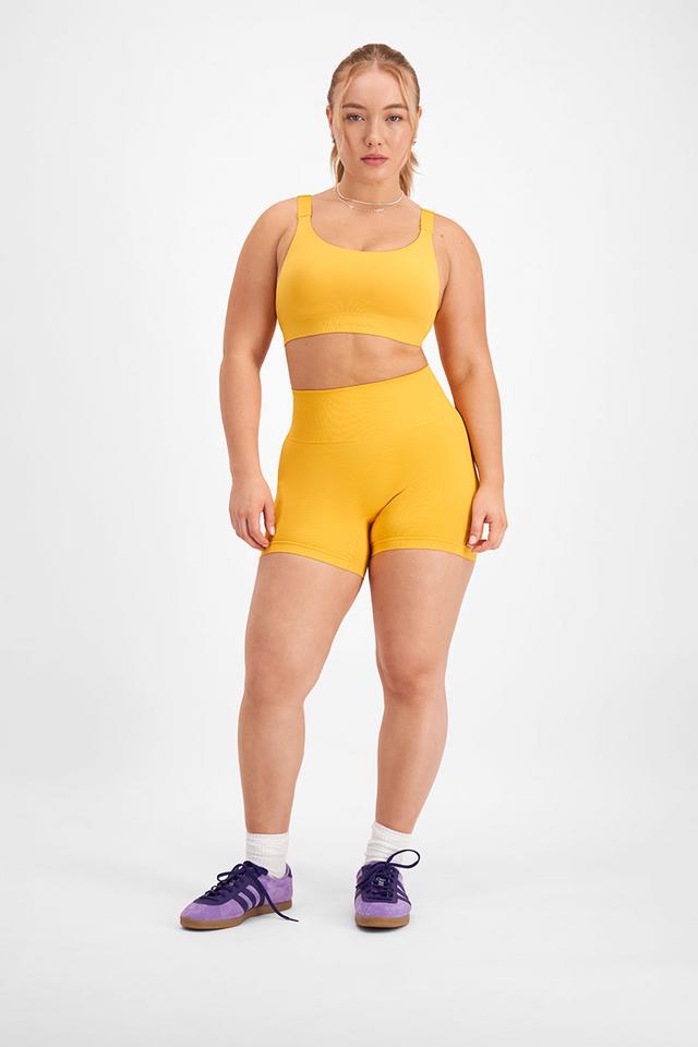 Taylor (She/Her) wears size Medium and is 161cm tall with 98cm chest and 74cm waist
