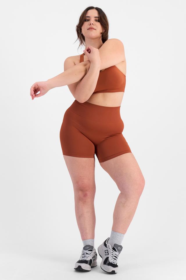 Bella (She/Her) wears size L and is 173cm tall with 95cm chest and 77cm waist