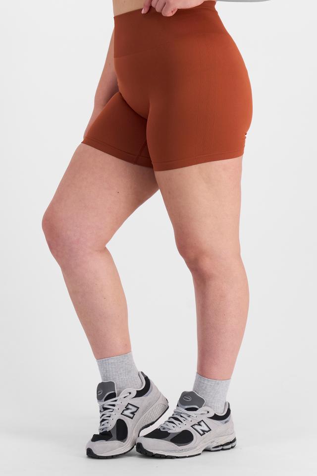 Bella (She/Her) wears size L and is 173cm tall with 95cm chest and 77cm waist
