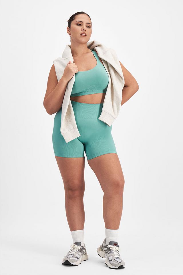 Bella (She/Her) wears size Large and is 173cm tall with 95cm chest and 77cm waist