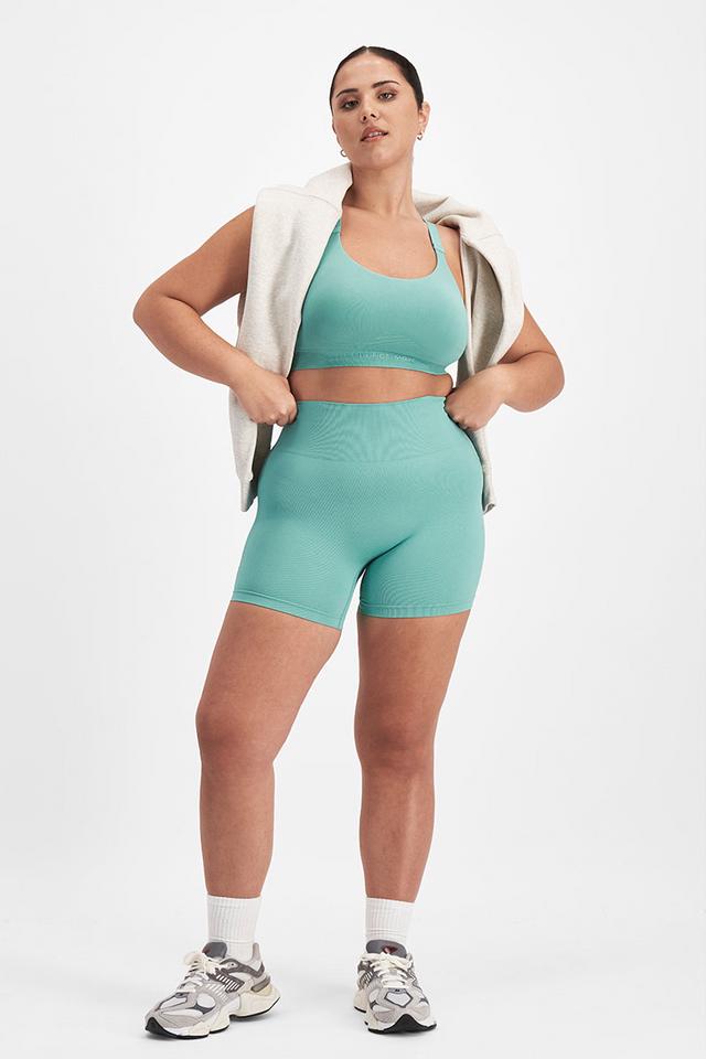 Bella (She/Her) wears size Large and is 173cm tall with 95cm chest and 77cm waist