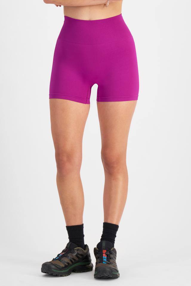 Tiana (She/Her) wears size S and is 176cm tall