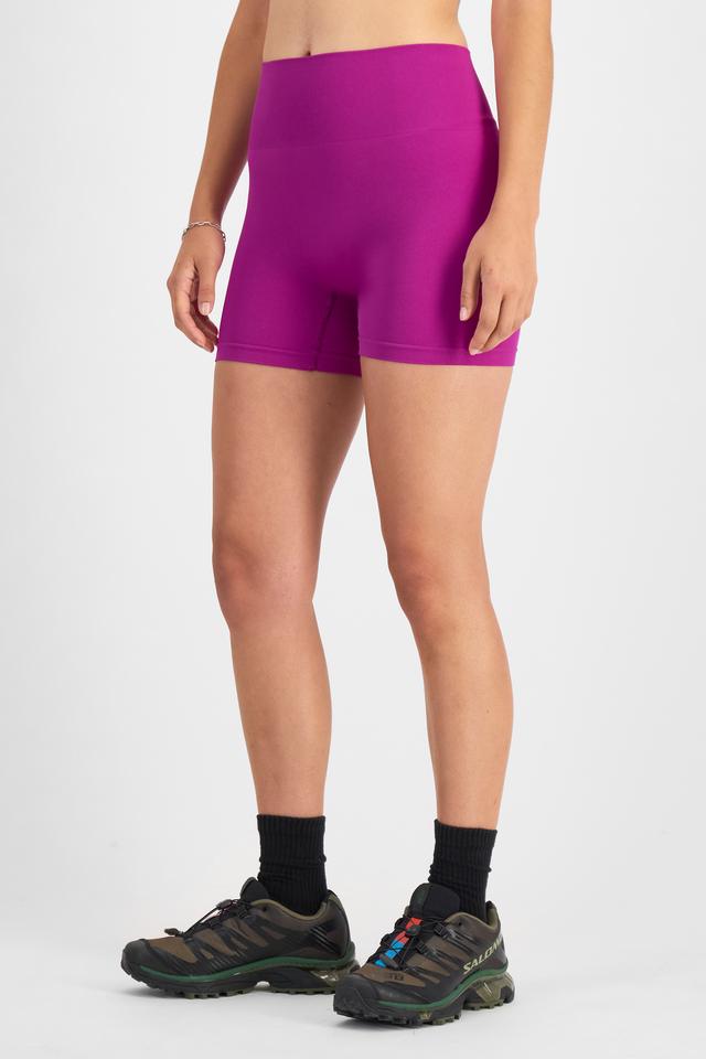 Tiana (She/Her) wears size S and is 176cm tall