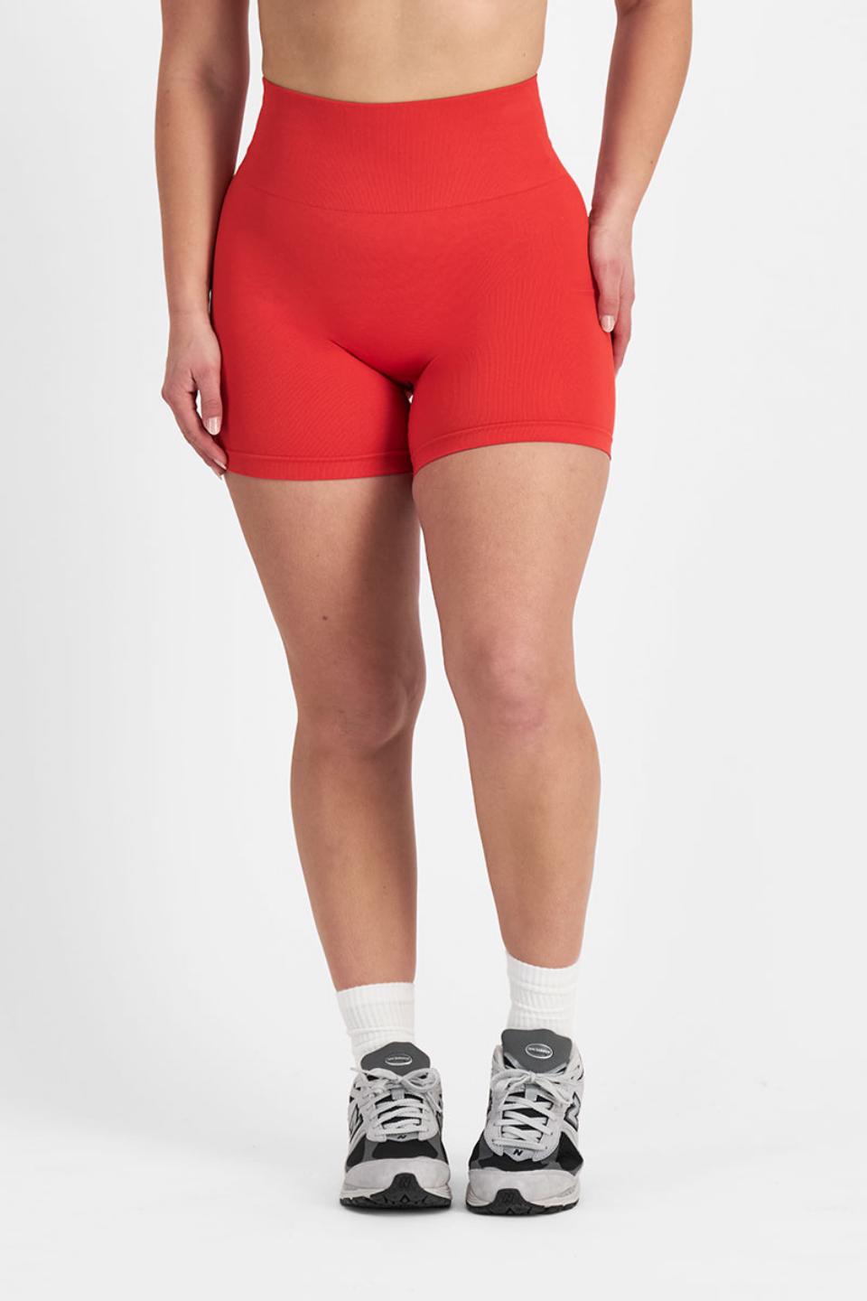 Zoe (She/Her) wears size Large and is 170cm tall with 98cm chest and 85cm waist