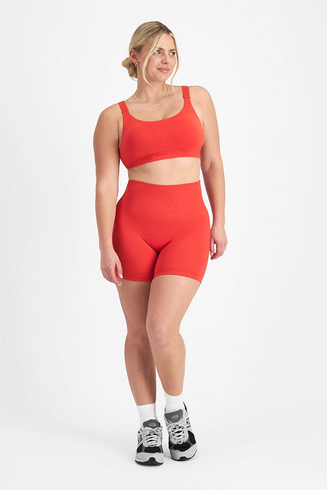 Zoe (She/Her) wears size Large and is 170cm tall with 98cm chest and 85cm waist
