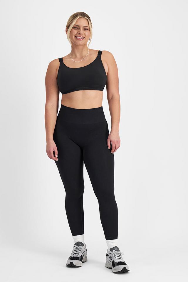 Zoe (She/Her) wears size Large and is 170cm tall with 98cm chest and 85cm waist