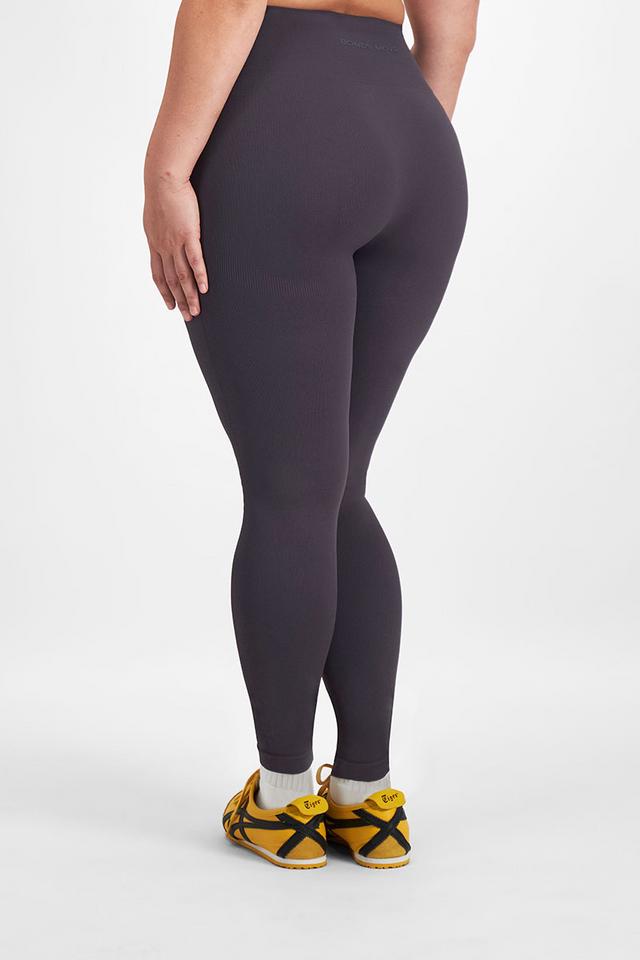 Elle (She/Her) wears size Large and is 160cm tall with 94cm chest and 71cm waist