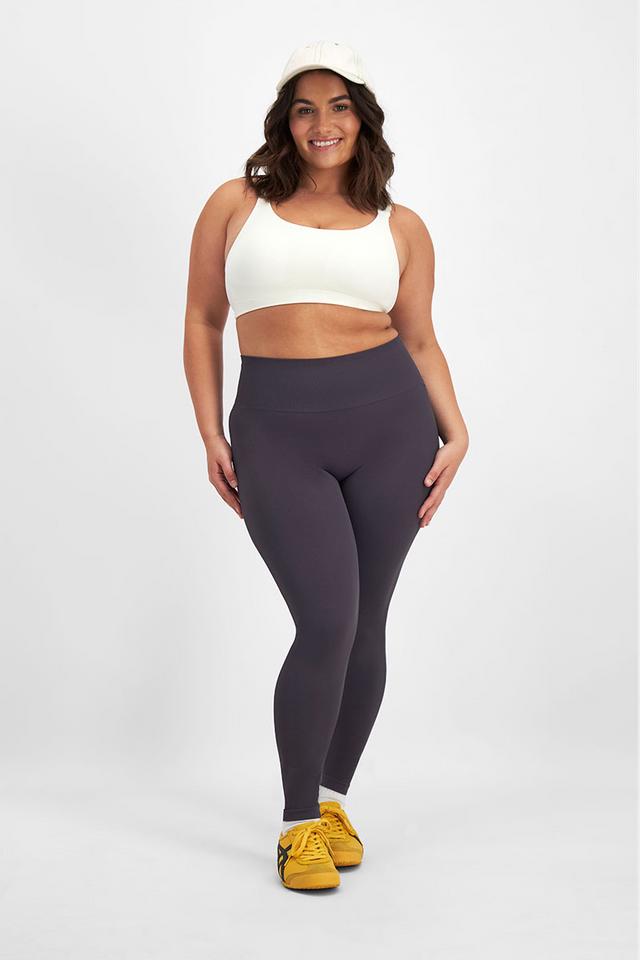 Elle (She/Her) wears size Large and is 160cm tall with 94cm chest and 71cm waist