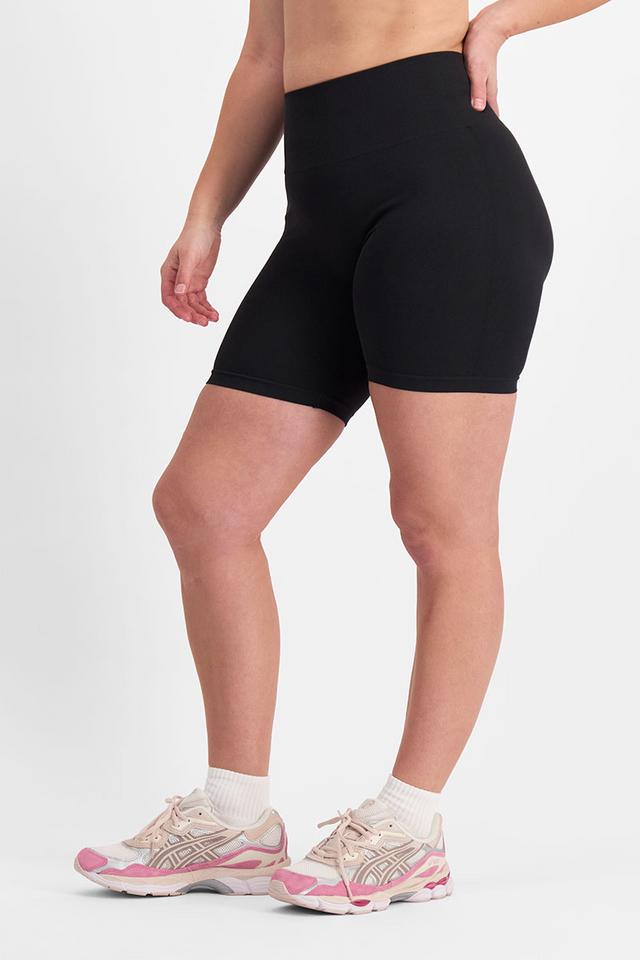 Zoe (She/Her) wears size L and is 170cm tall with 98cm chest and 85cm waist