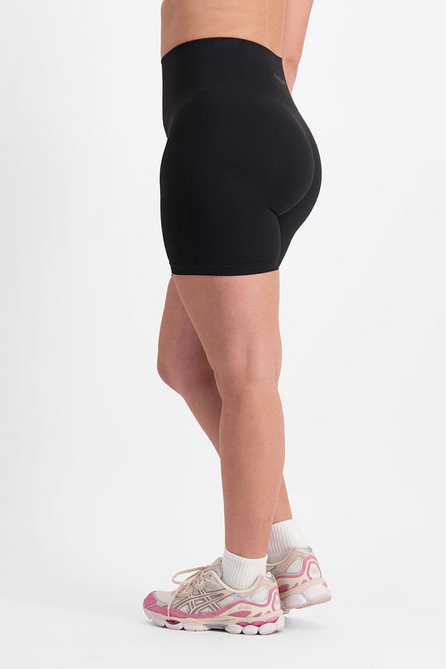 Zoe (She/Her) wears size L and is 170cm tall with 98cm chest and 85cm waist